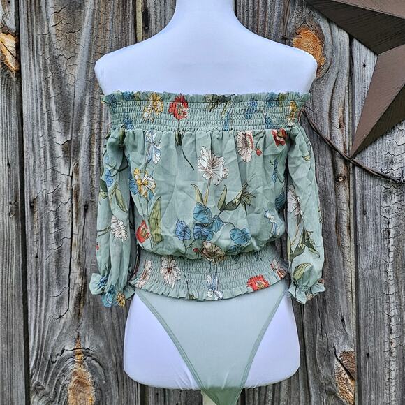 OffShoulder Bodysuit ASTR Lucy Size XS Sage Green Floral Smocked Ruffle Crop NWT - Picture 3 of 9